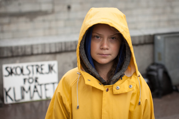 Greta Thunberg in gelber Regenjacke